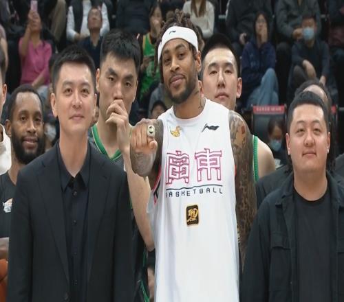 三冠功臣！莫兰德重回辽宁辽篮总经理刘子庆亲自为其颁发戒指