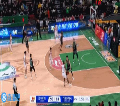外线杀伤！吉伦沃特三分造成李晓旭犯规后者6犯离场