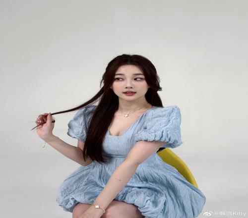 前LPL英文解说Kitty更博晒照：为了2025年干杯！