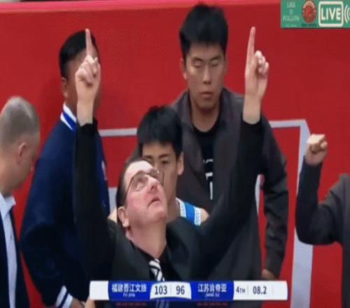 像夺冠一样！凯撒取得回归福建首胜&终结球队15连败双手指天庆祝