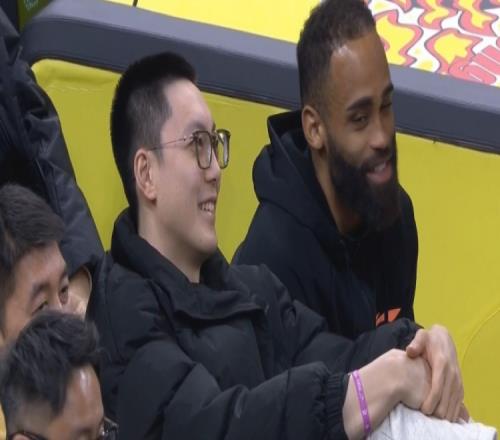 希望你早日回归赛场！胡明轩场边观战&呲牙笑得很开心
