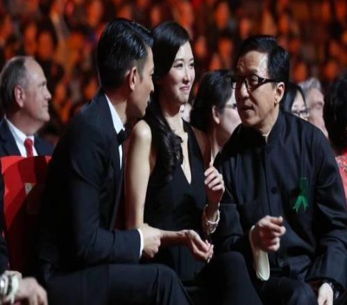韩国艺人权志龙曝与成龙派对经历：跟我说不要过放荡生活一转头座位边全是美女！