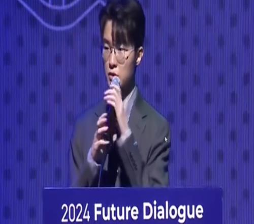 啊Faker曾在接受采访时表示：不打职业的话我会去竞选总统请为我投票
