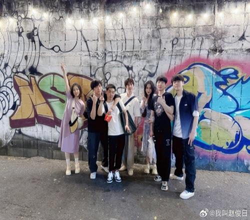解说赵俊日分享合照：回上海了想你们了！这就来直播