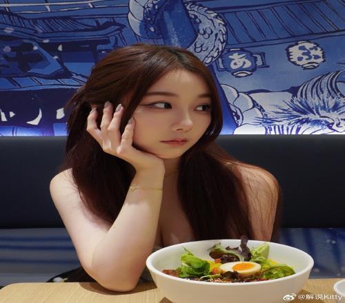 前LPL英文解说Kitty晒照：请你吃拉面