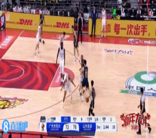 稳稳输送炮弹！徐杰连续吊球助攻张皓嘉内线上篮连追4分！