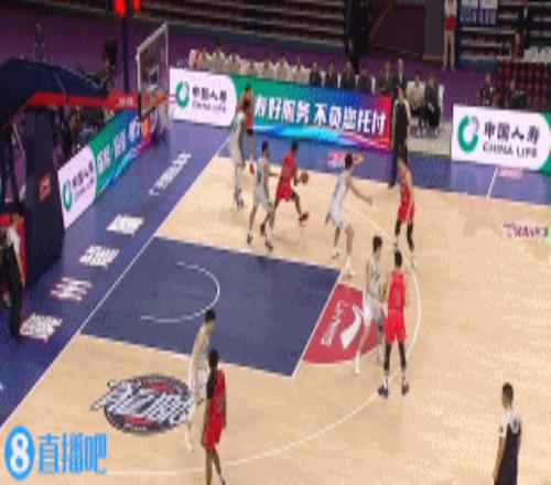 迷失！下半场刚开场杨瀚森就被吹防守犯规个人累计4犯被迫下场