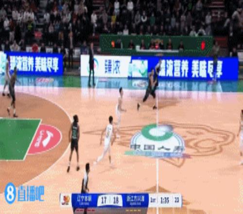 赵继伟底线处甩传&付豪近筐没打进继伟很生气&转身挥手跺脚