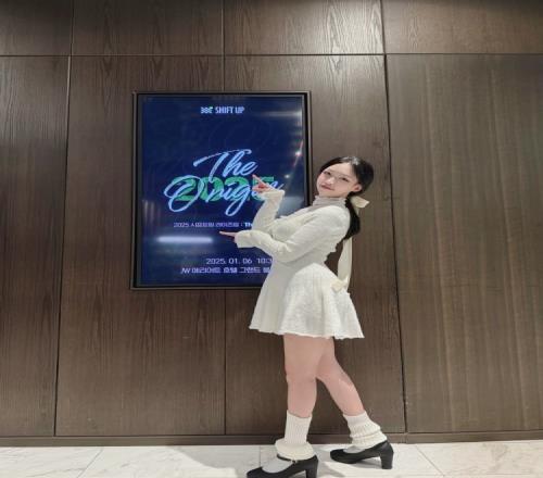 《剑星》开发商美女员工晒领PS5Pro现场：甜美微笑开心比耶