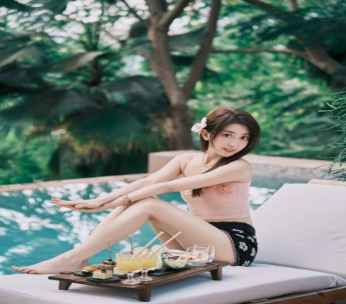 好腿！主持唯嘉晒照：短裙泳装水边嬉戏无敌大脚丫子跑跳能力拉满