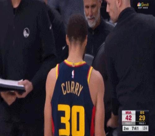 大家都醒醒！勇士2942落后暂停库里下场低头拍了拍椅子...