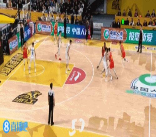 奋起直追！赵岩昊三分命中后卡尔顿内线得手孙铭徽两罚全中反超