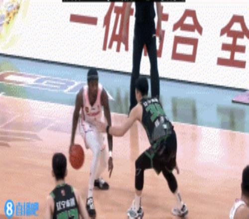 真不好防啊！鄢手骐防守萨姆纳再被吹犯规个人累计6犯离场