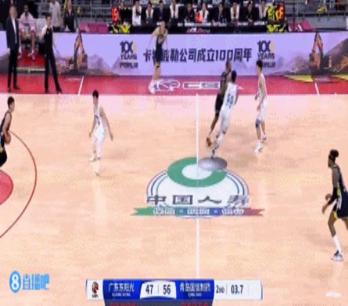 已经很快了！徐杰3.7秒后场接球压哨上篮命中&可惜超时