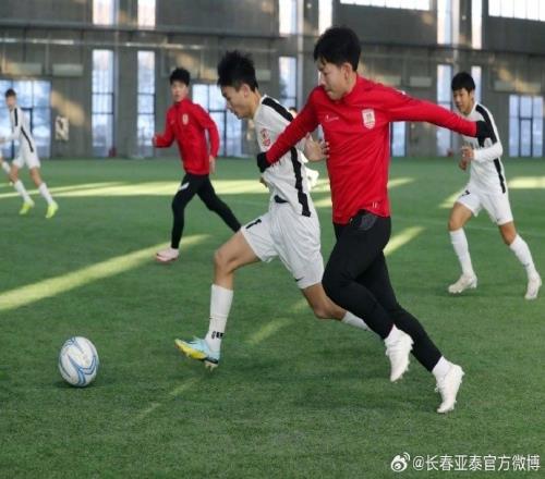 亚泰青训内部上演演兄弟德比U15队挑战U16队提升冬训质量