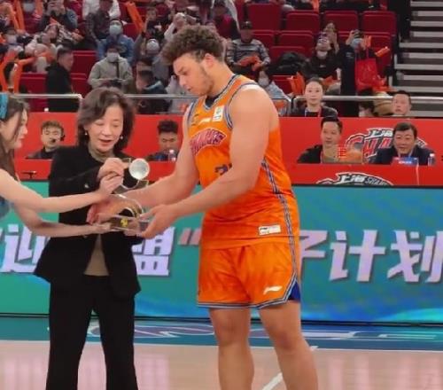 洛夫顿谈月最佳：感谢我的队友们没有他们我拿不到这个奖项