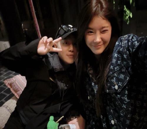 吴艳妮更新社媒晒美照+美景：照片会过期但快乐不会