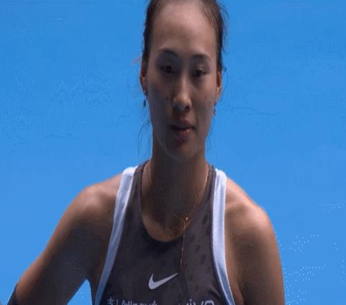 不甘郑钦文赛后脸上蒙上阴影略显苦涩，和对手握手后离场