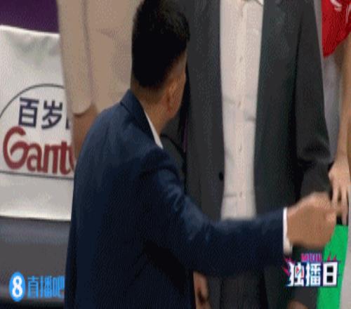 杜锋不满黄荣奇直接上手推了一把他的胸膛&在替补席指着头骂