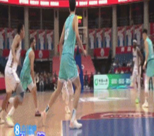 还是没撑到最后！杨瀚森被方硕造成防守犯规累计6犯离场