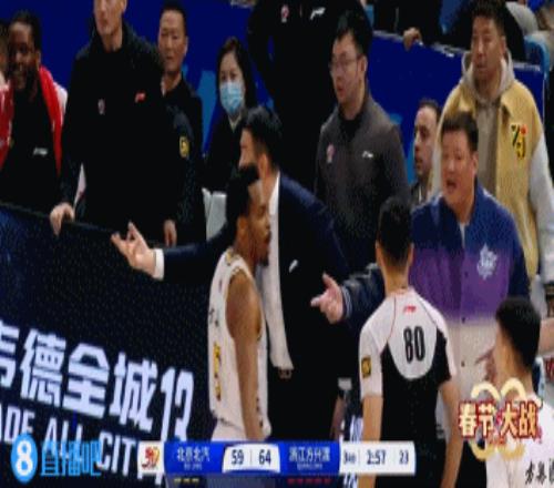 林秉圣在对抗下被吹走步王博十分不满被吹技术犯规