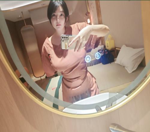 诶哟卧槽要命阿Dota2解说胡雅菁晒照：洗浴中心随手展示丰富武器库