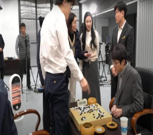 韩媒：裁判问柯洁被罚两目是否继续比赛，柯洁拒绝后被判弃权