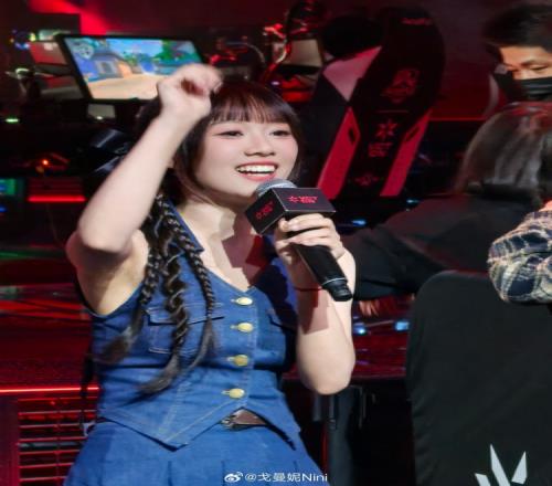 无畏契约主持戈曼妮晒照：齐刘海妮，年后见