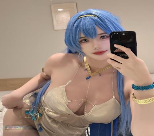 大方！Faker美女粉丝Cos《NIKKE》海伦：身材诱人简直不要太顶