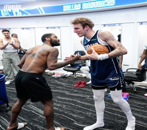 氛围真好！独行侠新援凯利完成NBA首秀赛后拿到比赛用球