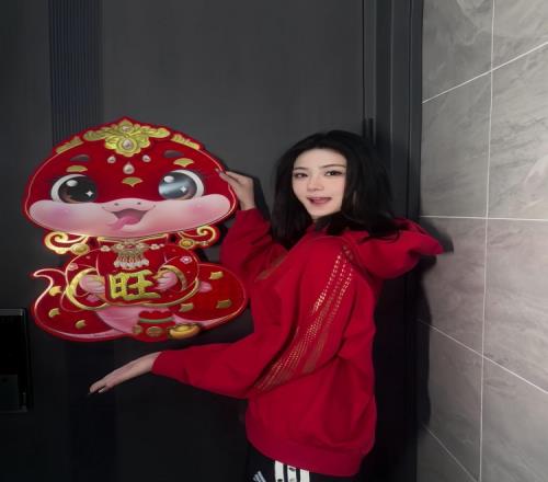 2025一切顺利！卓识更新社媒晒照红衣当头：过年咯福到我家