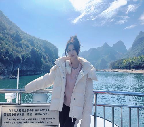 互动女主持人小悠珊珊晒照送祝福：除夕快乐蛇年顺遂无虞