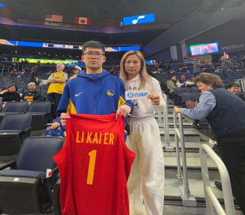 球迷为看勇士比赛专程去美国旅游李凯尔暖心送上签名还合影
