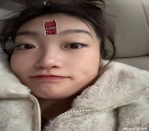 李梦晒喜庆照：新年新愿旧梦！巳巳顺遂！