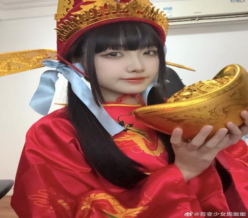 要的就是财神爷！LPL互动女主持人周敢敢晒照：祝大家新年多赚钱