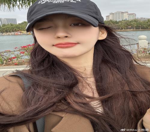 LPL女解说Rita晒照："今天穿上了俺喜欢滴大西装"