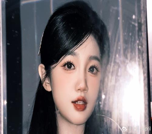 LPL互动女主持人十月晒照：祝大家新年快乐