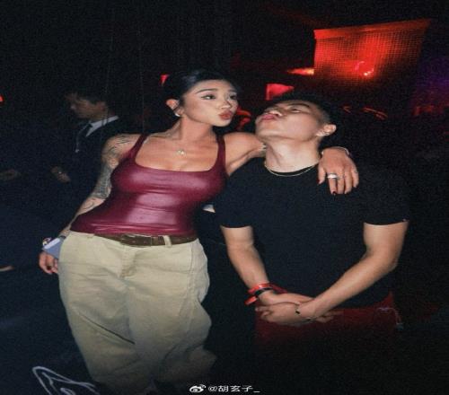 又来撒狗粮啦！李添荣女友分享二人的合照