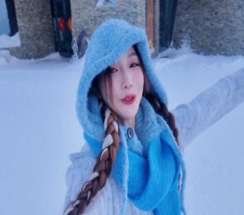 谁的老婆解说小鹿晒照：与你分享我的眼睛