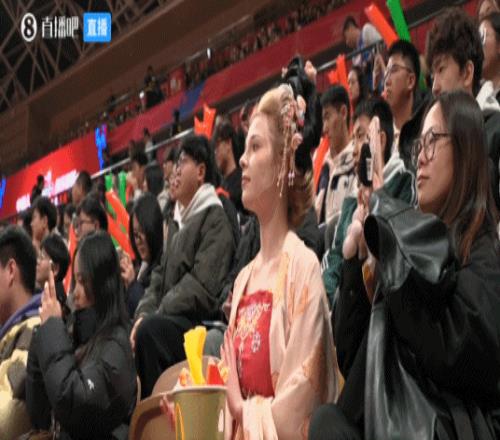 直播吧直播嗷俱乐部杯8进4现场外国女孩穿汉服兵马俑吃肉夹馍
