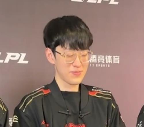 无情Scout回应Viper给自己加油：他在开直播看比赛玩好你的吧