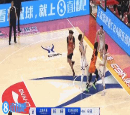 给队友整乐了！威尔逊长传王哲林出现离谱失误血布场边大笑