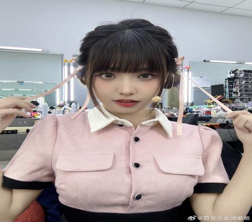 互动女主持人周敢敢分享工作美照：这衣服显得我脖子以下全是腿