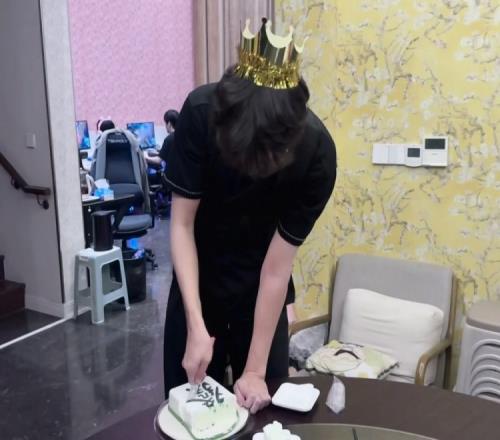 AL晒为Xiaobai教练庆生照：祝Xiaobai教练生日快乐！天天快乐