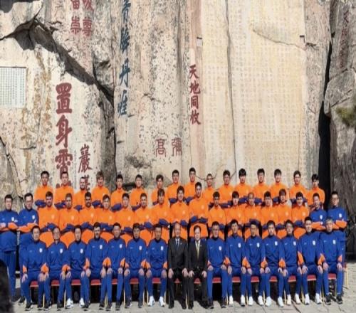 山东泰山队登泰山祈福球队拍摄新赛季全家福