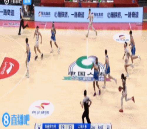 一气呵成！李添荣侧翼接球横移晃开防守干拔跳投丝滑命中
