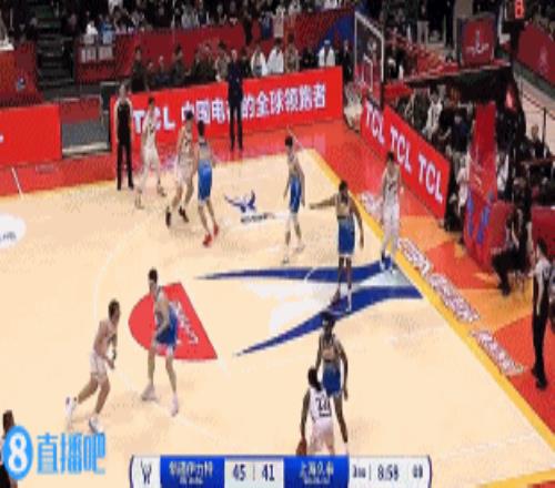 啊王哲林篮下接球半空位抛投直接扔了个过桥！