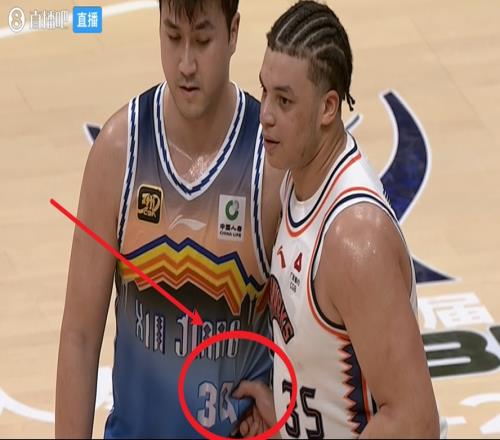 哥们你赘肉也不少啊洛夫顿卡位时偷偷掐着艾孜麦提的腰间赘肉