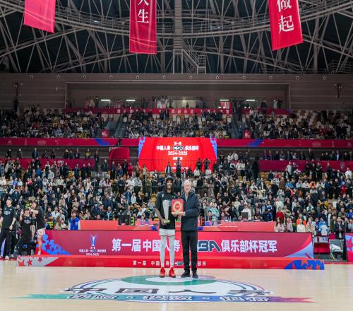 都准备退役了！布莱德索回到CBA半场砍31分还顺手拿了个MVP