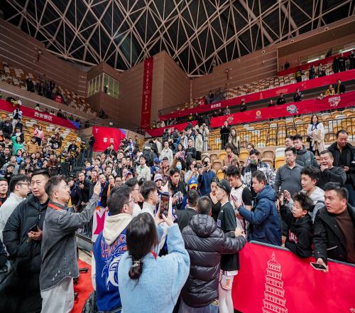 高人气昨晚俱乐部杯决赛结束后李添荣携女友和现场观众合影